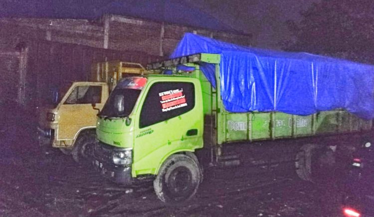 Viral.....Dua truk terparkir mau bongkar muatan hasil mengangsu.Diduga pemilik gudang dan armada oknum anggota polres Viral…..Dua truk terparkir mau bongkar muatan hasil mengangsu.Diduga pemilik gudang dan armada oknum anggota polres