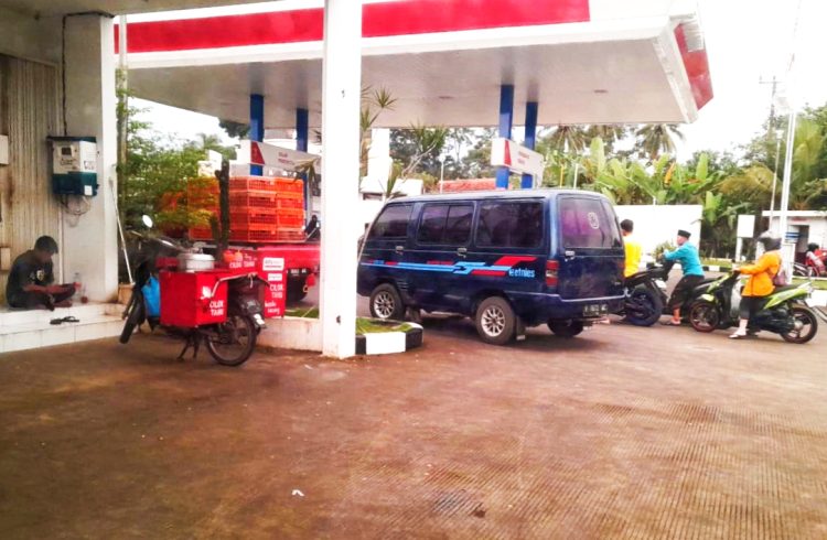 Viral....Mobil Jenis CERRY Disoroti tim imfestigasi Saat Sedang Mengangsu.BBM Jenis Pertalete. Viral….Mobil Jenis CERRY Disoroti tim imfestigasi Saat Sedang Mengangsu.BBM Jenis Pertalete.