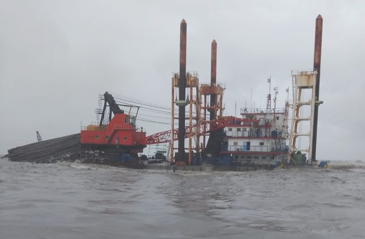 Dua Kapal Terdampar di Perairan Semarang, Polairud Polda Jateng Lakukan Pengamanan