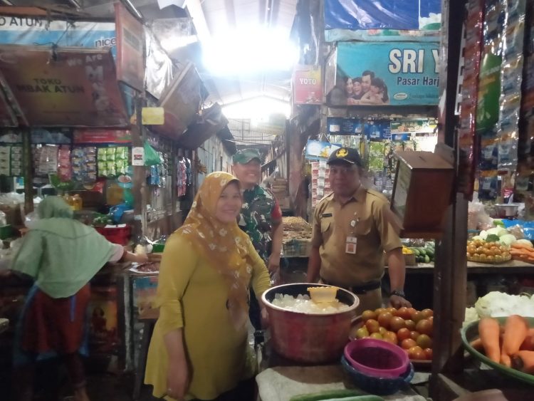 Pastikan Harga Sembako Stabil, Babinsa Danukusuman Sambangi Pedagang Pasar Tradisional Pastikan Harga Sembako Stabil, Babinsa Danukusuman Sambangi Pedagang Pasar Tradisional