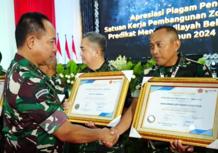 Menarmed 2 Kostrad Raih Predikat WBK, Kolonel Arm Siswo Budiarto Terima Penghargaan dari Panglima TNI Menarmed 2 Kostrad Raih Predikat WBK, Kolonel Arm Siswo Budiarto Terima Penghargaan dari Panglima TNI