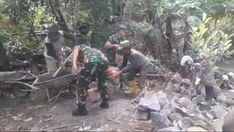 Babinsa Gotong Royong, Talud Irigasi Sawah Kokoh Untuk Kelancaran Pengairan Babinsa Gotong Royong, Talud Irigasi Sawah Kokoh Untuk Kelancaran Pengairan