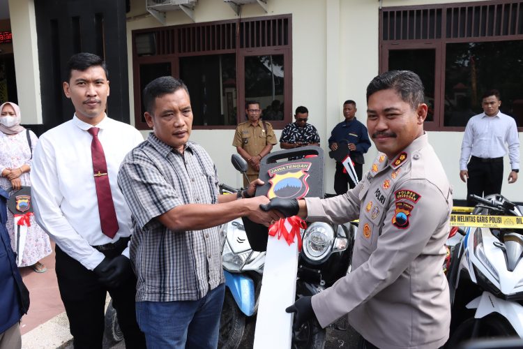 Miliki 10 Sepeda Motor dan 2 Mobil Tanpa Dokumen Sah, Seorang Pria Diamankan Polres Grobogan Miliki 10 Sepeda Motor dan 2 Mobil Tanpa Dokumen Sah, Seorang Pria Diamankan Polres Grobogan