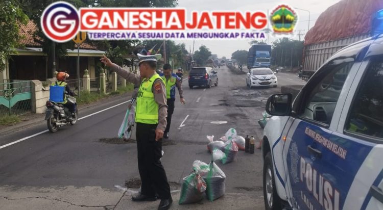 Satlantas Polres Kendal Lakukan Penandaan dan Penambalan Jalan Pantura untuk Kurangi Risiko Kecelakaan Satlantas Polres Kendal Lakukan Penandaan dan Penambalan Jalan Pantura untuk Kurangi Risiko Kecelakaan