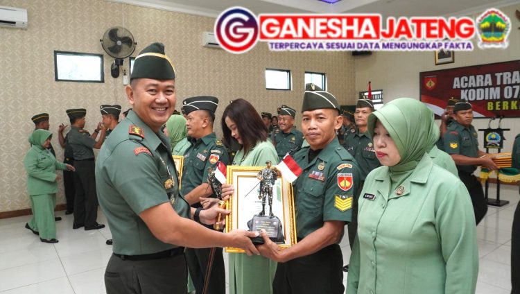 Dandim Boyolali Beri Apresiasi Kepada Prajurit Yang Purna Tugas Dandim Boyolali Beri Apresiasi Kepada Prajurit Yang Purna Tugas