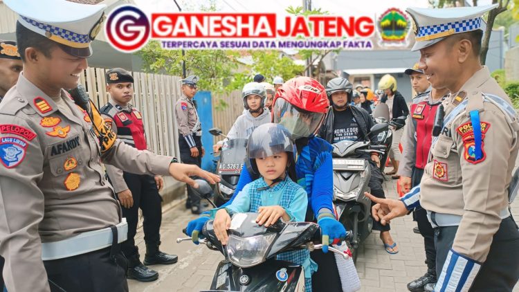 Polres Kediri Kota Beri Hadiah Helm SNI untuk Pengendara Roda Dua di Ops Keselamatan Semeru 2025 Polres Kediri Kota Beri Hadiah Helm SNI untuk Pengendara Roda Dua di Ops Keselamatan Semeru 2025