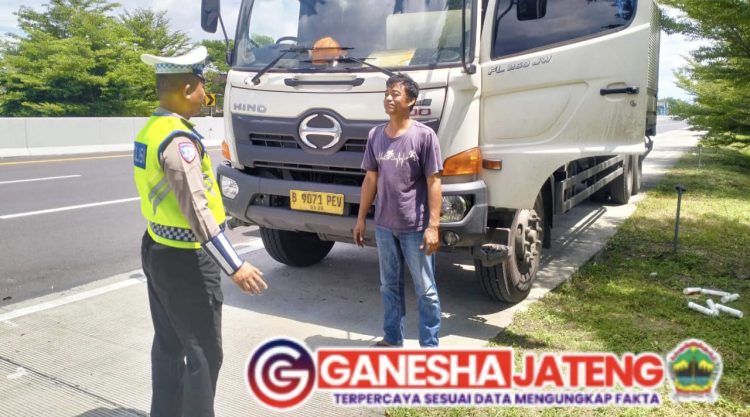 Upaya Humanis Petugas PJR Ditlantas Polda Jateng Tanamkan Kesadaran Jaga Keselamatan dan Cegah Kecelakaan di Jalan Tol Upaya Humanis Petugas PJR Ditlantas Polda Jateng Tanamkan Kesadaran Jaga Keselamatan dan Cegah Kecelakaan di Jalan Tol