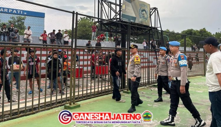 Polresta Pati Amankan Pertandingan Sepak Bola Babak Play Off Degradasi Liga 2 Polresta Pati Amankan Pertandingan Sepak Bola Babak Play Off Degradasi Liga 2