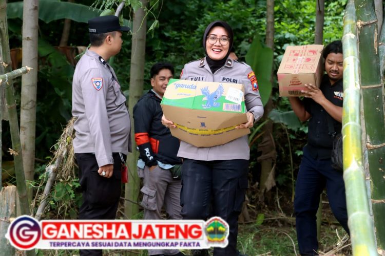 Polres Probolinggo Salurkan Bantuan Untuk Warga yang Rumahnya Rusak Akibat Bencana Alam Polres Probolinggo Salurkan Bantuan Untuk Warga yang Rumahnya Rusak Akibat Bencana Alam