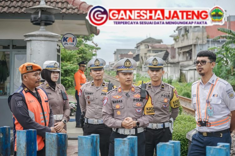 Operasi Keselamatan Semeru 2025 Polres Jember Pasang Banner Peringatan di Perlintasan KA Operasi Keselamatan Semeru 2025 Polres Jember Pasang Banner Peringatan di Perlintasan KA
