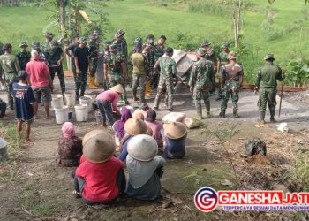 Emak-emak Desa Kalinanas Ikut Andil Sukseskan TMMD