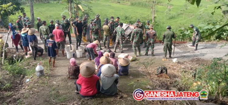 Emak-emak Desa Kalinanas Ikut Andil Sukseskan TMMD Emak-emak Desa Kalinanas Ikut Andil Sukseskan TMMD
