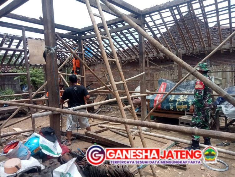Gotong Royong Menjadi Budaya Babinsa Dalam Membangun Rumah Warga Gotong Royong Menjadi Budaya Babinsa Dalam Membangun Rumah Warga