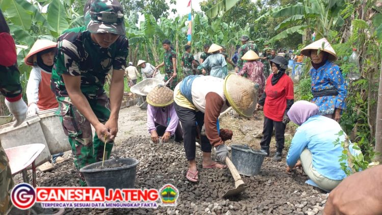Semangat Emak-Emak Bantu Capai Target Sasaran Fisik TMMD Semangat Emak-Emak Bantu Capai Target Sasaran Fisik TMMD
