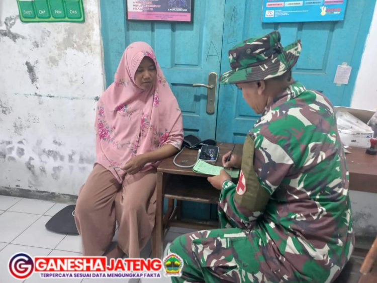 Tim Kesehatan Juga Melayani Pengobatan Warga Desa Kalinanas Tim Kesehatan Juga Melayani Pengobatan Warga Desa Kalinanas