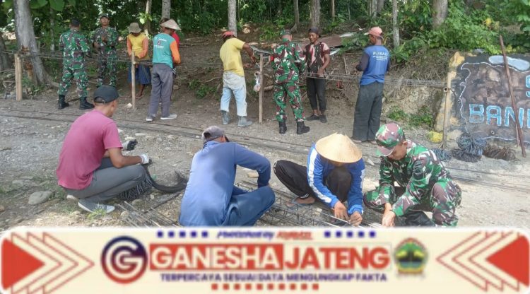 Babinsa Bantu Merangkai Kolom Besi untuk Pembangunan Sekolah Babinsa Bantu Merangkai Kolom Besi untuk Pembangunan Sekolah