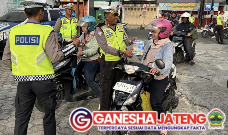 Satlantas Polres Purbalingga Adakan Penerangan Keliling Tertib Lalu Lintas di Pabrik Bulu Mata Satlantas Polres Purbalingga Adakan Penerangan Keliling Tertib Lalu Lintas di Pabrik Bulu Mata