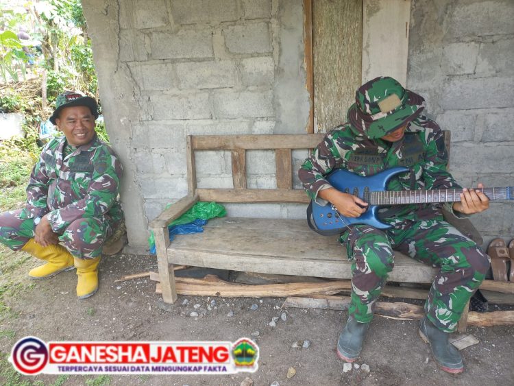 Bermain Musik Untuk Hilangkan Penat Dan Rindu Keluarga Bermain Musik Untuk Hilangkan Penat Dan Rindu Keluarga