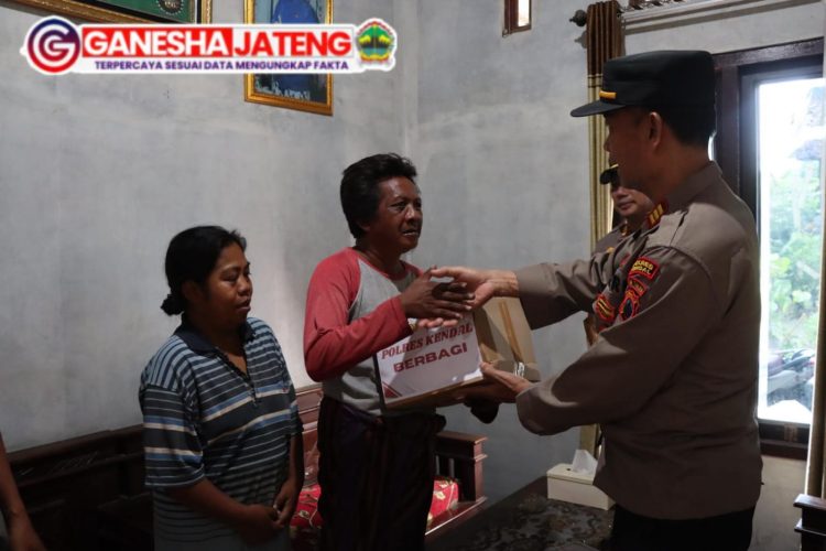 Tangis Haru Muhlisin, Pengemis Korban Penganiayaan di Weleri Saat Terima Bantuan Polisi Tangis Haru Muhlisin, Pengemis Korban Penganiayaan di Weleri Saat Terima Bantuan Polisi