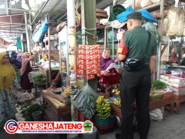 Cek Harga Sembako Di Bulan Ramadhan, Babinsa Turun Ke Pasar Tradisional Cek Harga Sembako Di Bulan Ramadhan, Babinsa Turun Ke Pasar Tradisional