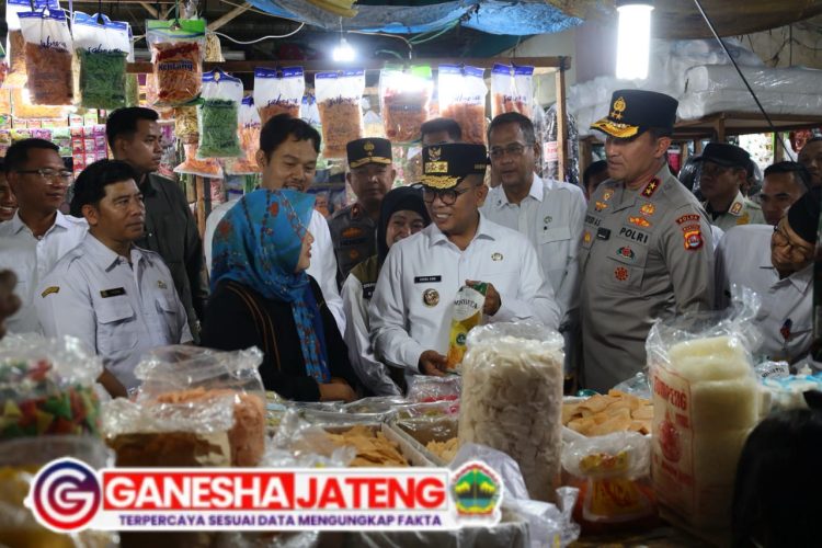 Kapolda Banten Bersama Gubernur Pantau Sembako di Pasar Rau dan Cek Stok Beras Bulog Kapolda Banten Bersama Gubernur Pantau Sembako di Pasar Rau dan Cek Stok Beras Bulog