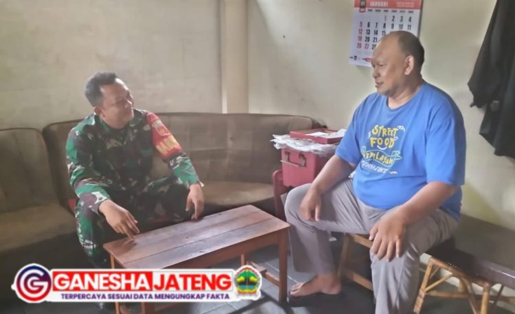 Ciptakan Kedekatan dan Jalin Silaturahmi Babinsa Kemlayan Intensifkan Komsos Dengan Ketua RW Ciptakan Kedekatan dan Jalin Silaturahmi Babinsa Kemlayan Intensifkan Komsos Dengan Ketua RW