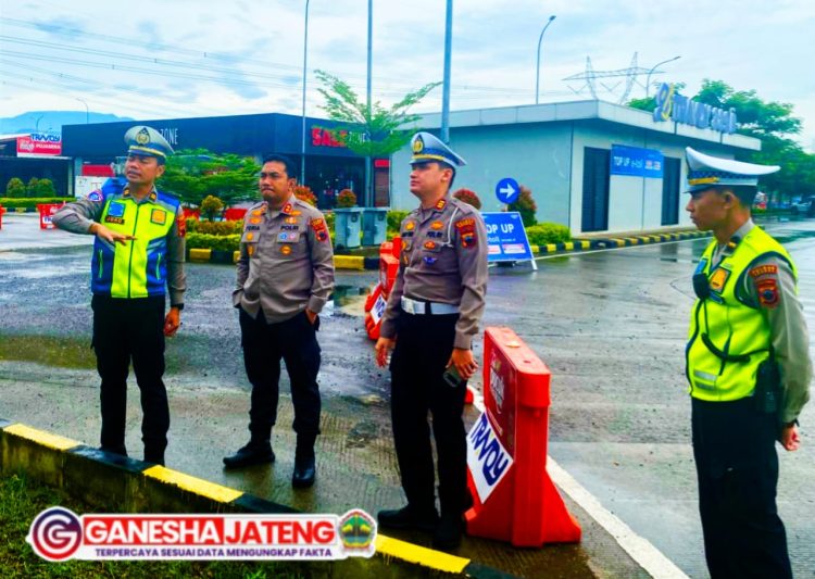 Kapolres Kendal Cek Kesiapan Pos Pelayanan Rest Area Jelang Operasi Ketupat Candi 2025 Kapolres Kendal Cek Kesiapan Pos Pelayanan Rest Area Jelang Operasi Ketupat Candi 2025
