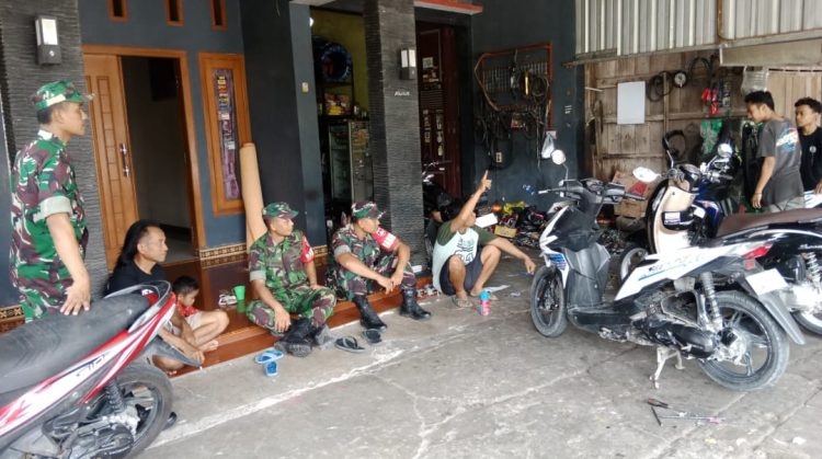 Babinsa Himbau Warga Jaga Kesehatan di Musim Hujan Babinsa Himbau Warga Jaga Kesehatan di Musim Hujan