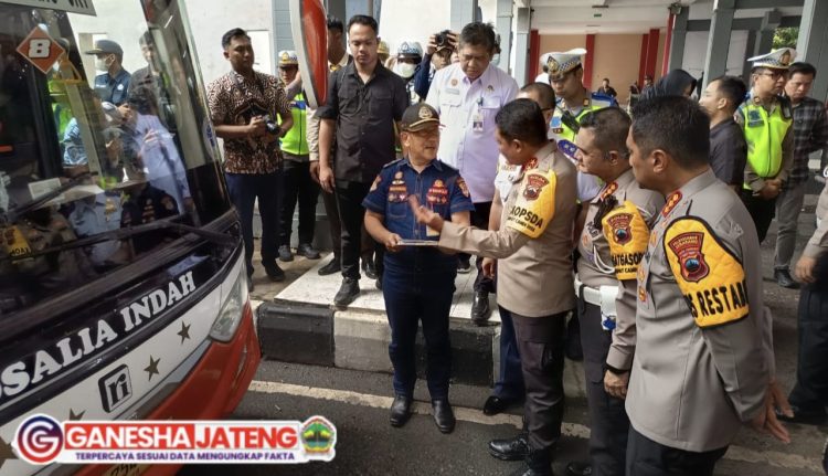 Kapolda Jateng Tinjau Kesiapan Pengamanan Arus Mudik di Terminal Mangkang, Pastikan Pemudik Terlayani Dengan Baik Kapolda Jateng Tinjau Kesiapan Pengamanan Arus Mudik di Terminal Mangkang, Pastikan Pemudik Terlayani Dengan Baik
