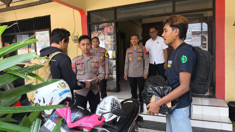 Jarwo Warga Bogorejo Kab.Blora, Nitip Motor ke Polsek Bogorejo Saat Akan Mudik ke Solo Jarwo Warga Bogorejo Kab.Blora, Nitip Motor ke Polsek Bogorejo Saat Akan Mudik ke Solo