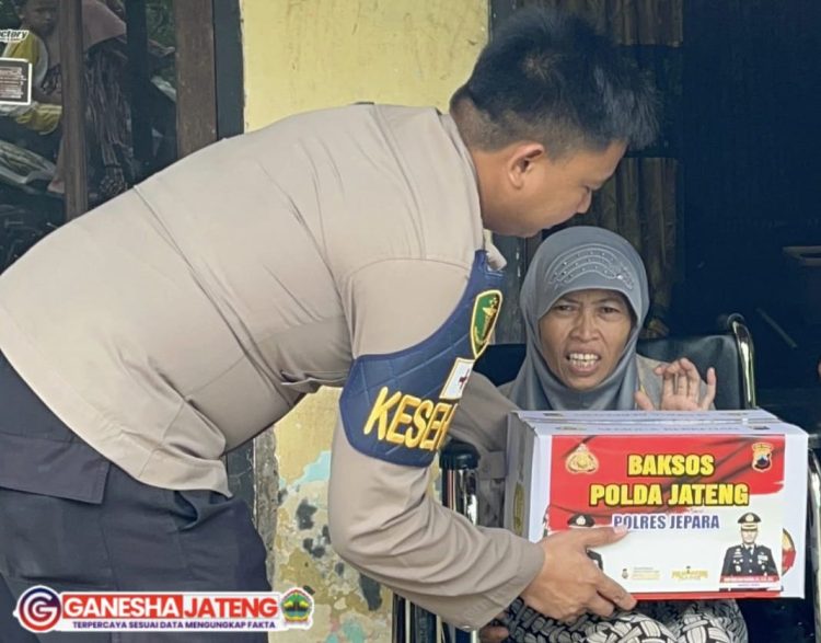 Senyum Bahagia Ibu Nafi’ah Dapat Bantuan Kursi Roda dari Polres Jepara