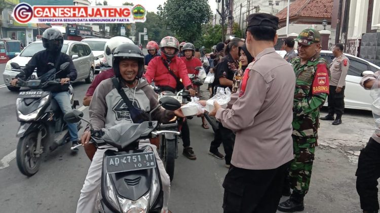 Koramil 03/Serengan & Polsek Gandeng  FKPPI Bagikan 100 Takjil Buka Puasa