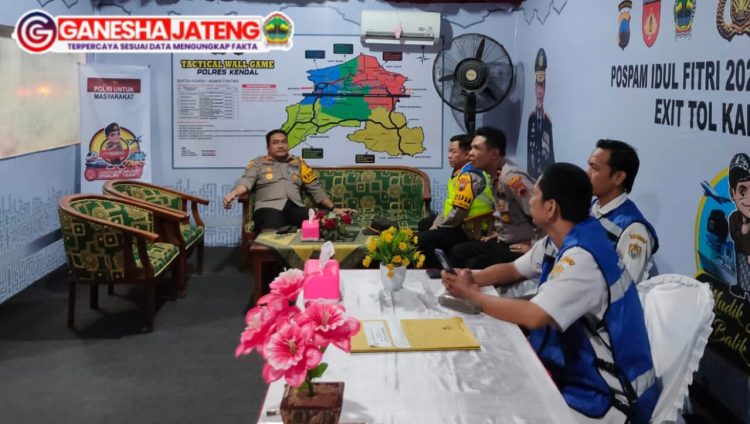 Kapolres Kendal Pastikan Kesiapan Pengamanan Arus Mudik di Exit Tol Kaliwungu Kapolres Kendal Pastikan Kesiapan Pengamanan Arus Mudik di Exit Tol Kaliwungu