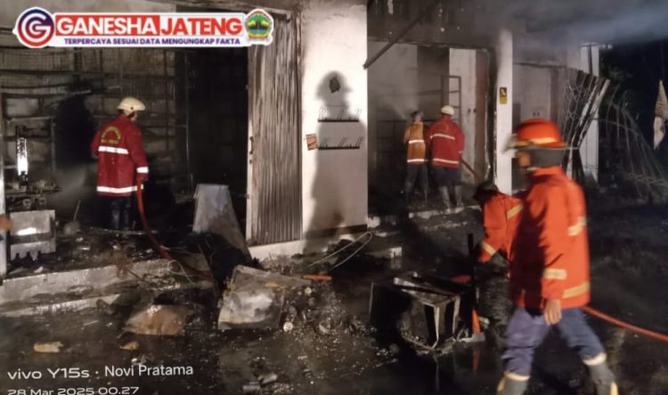 Sebuah Toko Di Kaliwungu ludes Dilalap Si Jago Merah