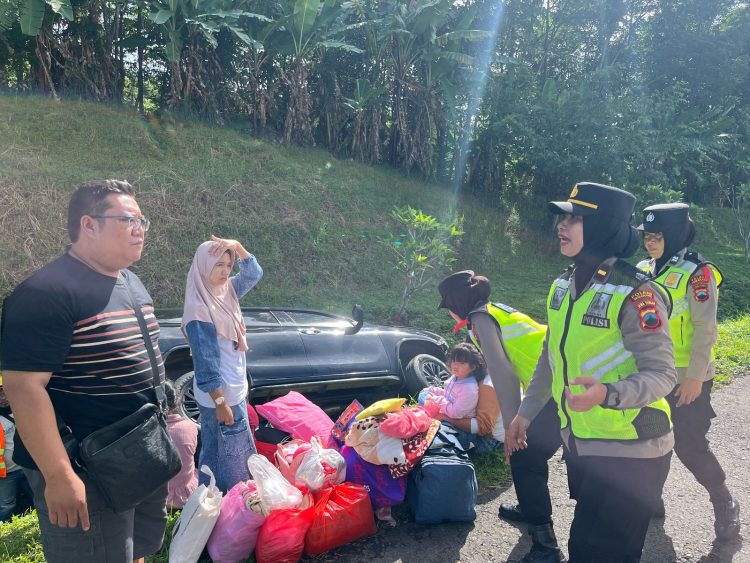 Pemudik alami kecelakaan tunggal, Polwan Pospam KM 445 berikan pertolongan. Pemudik alami kecelakaan tunggal, Polwan Pospam KM 445 berikan pertolongan.