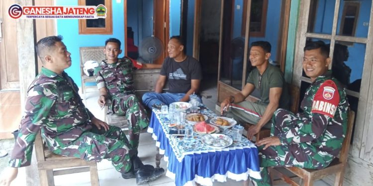 Babinsa Juwangi Pererat Silaturahmi dengan Warga di Hari Raya Idul Fitri