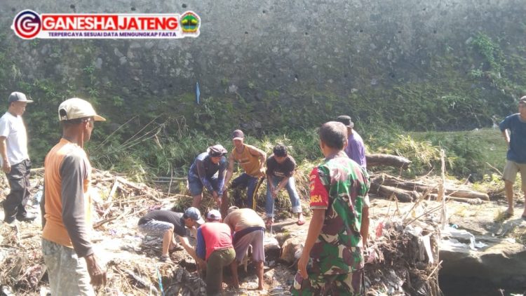 Koramil Sawit Dan Warga Gotong Royong Bersihkan Sungai Di Desa Jatirejo