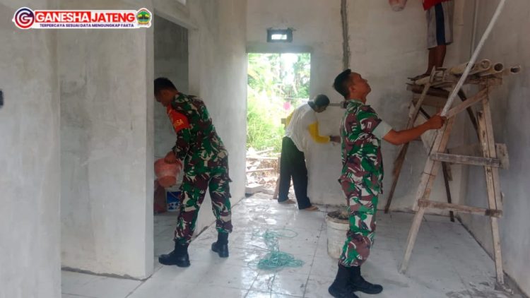 Babinsa Bantu Rehab Rumah Warga Wujudkan Kebersamaan Babinsa Bantu Rehab Rumah Warga Wujudkan Kebersamaan