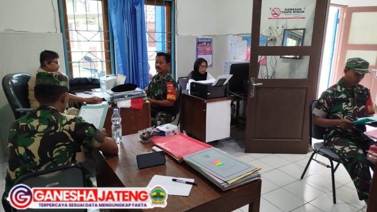 Babinsa Sawit Bantu Petani Desa Manjung dalam Proses Pemupukan Padi Babinsa Temui Aparat Desa, Bahas Data Stunting dan Strategi Penanganannya