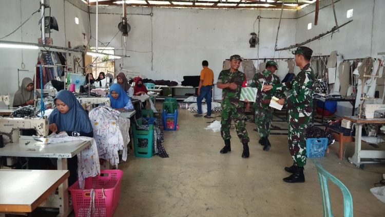 Babinsa Sawit Bantu Petani Desa Manjung dalam Proses Pemupukan Padi