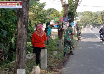Babinsa Bersama Warga Bersihkan Jalan Desa, Wujudkan Lingkungan Bersih dan Sehat