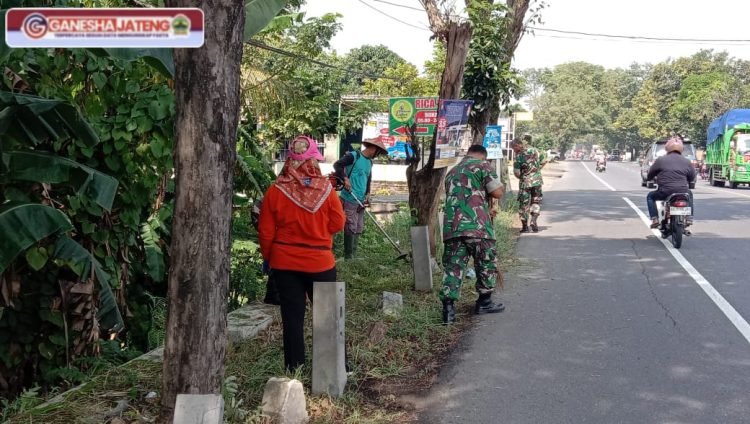 Babinsa Bersama Warga Bersihkan Jalan Desa, Wujudkan Lingkungan Bersih dan Sehat Babinsa Bersama Warga Bersihkan Jalan Desa, Wujudkan Lingkungan Bersih dan Sehat