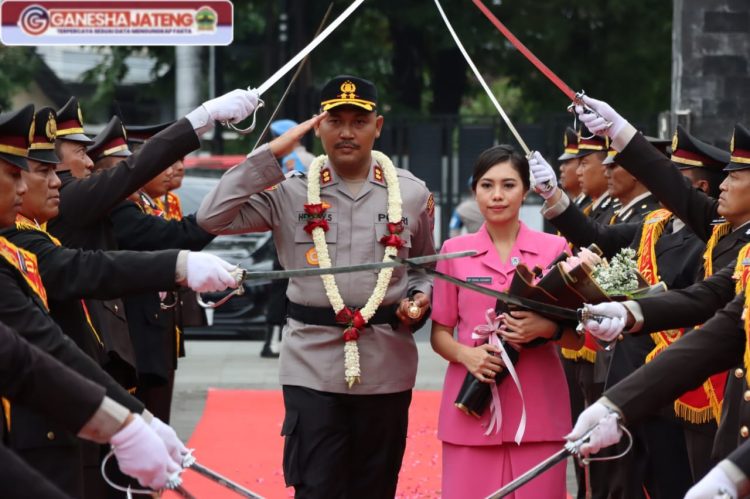 AKBP Hendry Susanto Resmi Jabat Kapolres Kendal, Siap Bangun Sinergitas AKBP Hendry Susanto Resmi Jabat Kapolres Kendal, Siap Bangun Sinergitas