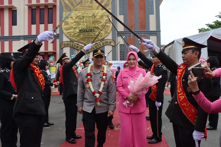 Pedang Pora Penuh Haru, Polresta Pati Lepas Kombes Pol Andhika Bayu Adhittama Bertugas ke Polda Kepri Pedang Pora Penuh Haru, Polresta Pati Lepas Kombes Pol Andhika Bayu Adhittama Bertugas ke Polda Kepri