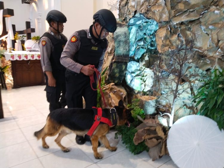 Perayaan Malam Paskah, K-9 Polrestabes Semarang Sterilisasi Gereja Perayaan Malam Paskah, K-9 Polrestabes Semarang Sterilisasi Gereja