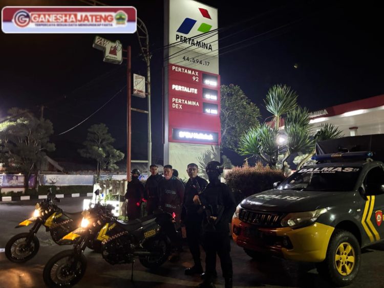 Polisi di Jepara Tanggap Bantu Korban Kecelakaan Polisi di Jepara Tanggap Bantu Korban Kecelakaan