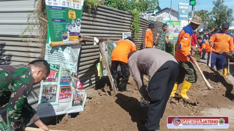 Peduli Keselamatan Warga, Polsek Mejobo Gelar Kerja Bakti Perbaiki Bahu Jalan Berlubang Di Desa Jepang-Kec. Mejobo Kab. Kudus. Peduli Keselamatan Warga, Polsek Mejobo Gelar Kerja Bakti Perbaiki Bahu Jalan Berlubang Di Desa Jepang-Kec. Mejobo Kab. Kudus.