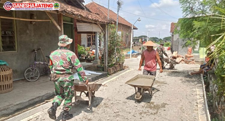 Babinsa dan Warga Gotong Royong Cor Jalan Kampung di Sragen, Dukung Akses dan Ekonomi Desa