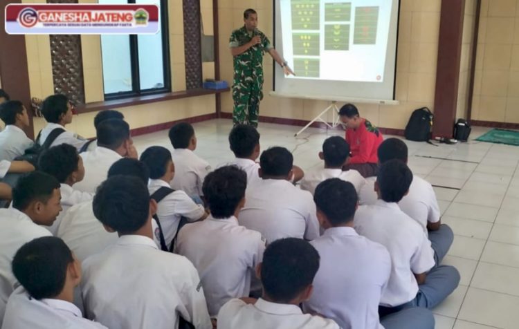 Danramil 13/Nogosari Sosialisasikan Penerimaan TNI AD Gratis di SMAN 1 Nogosari