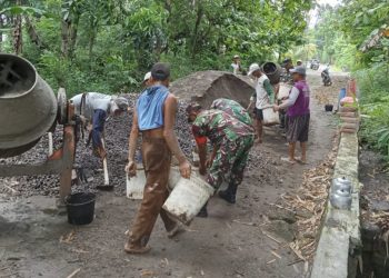 Babinsa Lakukan Pengecoran Secara Gotong Royong Untuk Mempermudah Akses Jalan